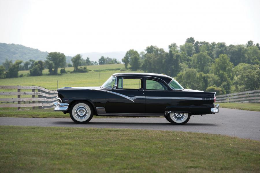  Ford Fairlane Club Sedan 1956 года  (фото 12 из 18)